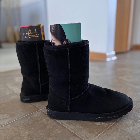 UGG Men Short Classic Boot - Picture 4 of 7